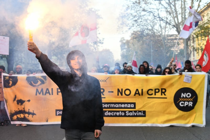 Milano, scende in piazza il corteo contro la chiusura del centro di via Corelli e il decreto Salvini 4