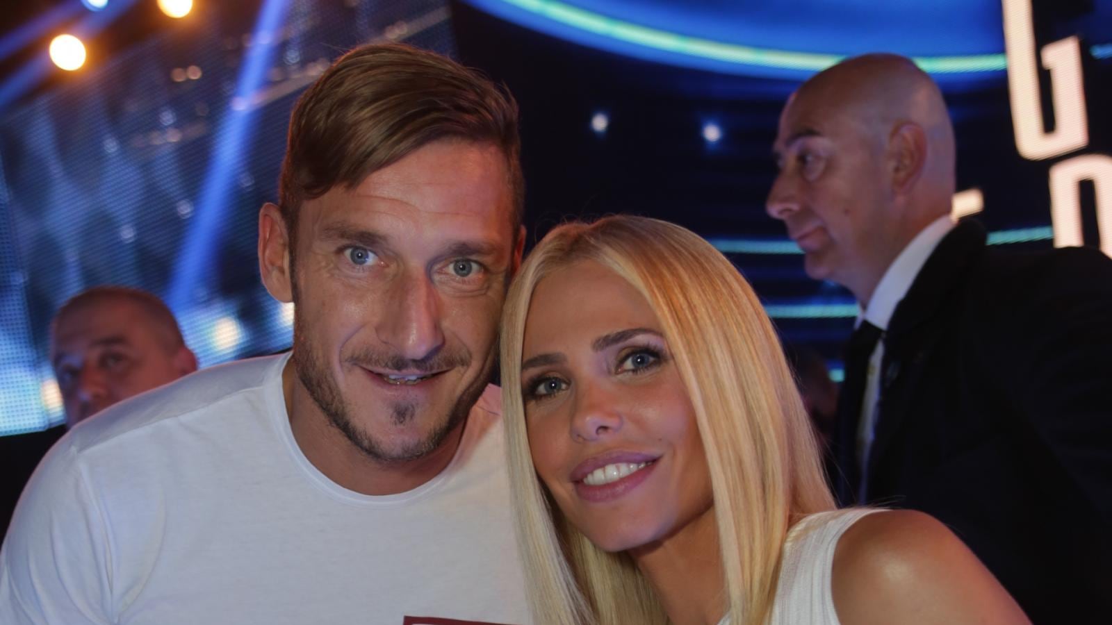 Ilary Blasi denuncia Totti per abbandono di minore. Cosa è successo