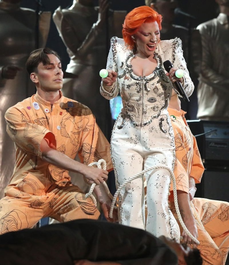 Lady Gaga: capelli rosso fuoco per i Grammy 2016. Foto 11