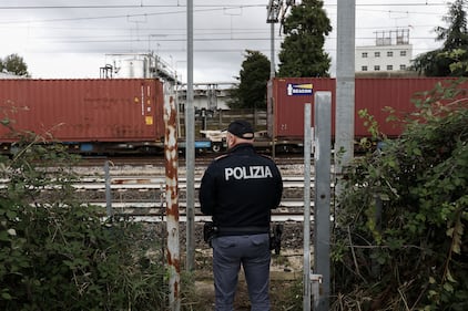 Bologna, operaio investito sui binari: il sopralluogo della polizia dopo la tragedia 7
