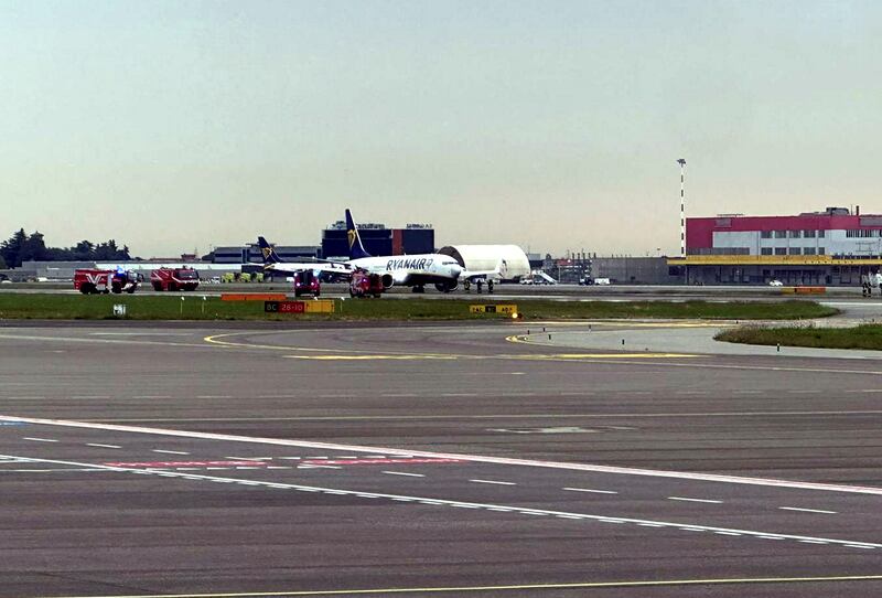 Esplodono pneumatici in atterraggio: volo Ryanair fermo in pista a Orio al Serio 6