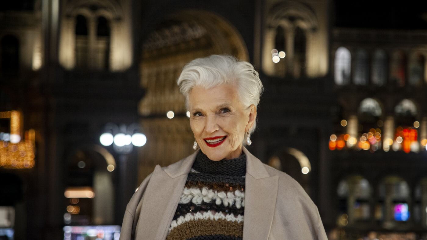 Maye Musk, modella e influencer ottantenne: chi è la madre di Elon Musk