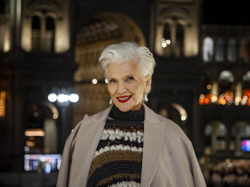 Maye Musk, modella e influencer ottantenne: chi è la madre di Elon Musk