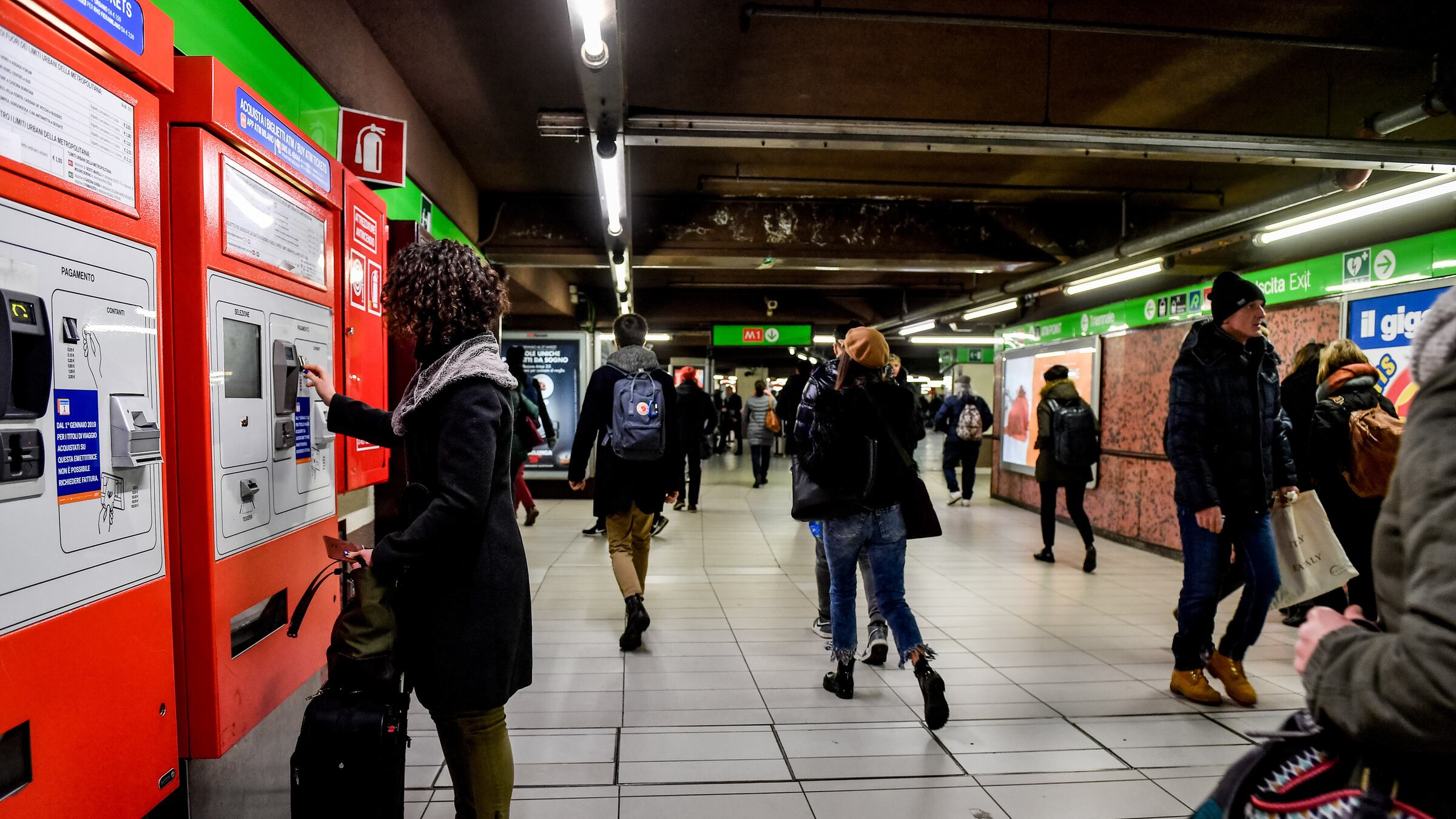 Reagisce a furto in metro: 21enne romeno preso a pugni da due rapinatori stranieri