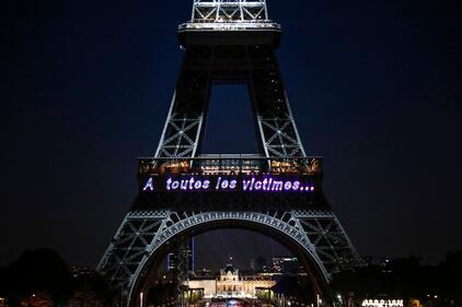 La Tour Eifell si colora per i suoi 130 anni 4