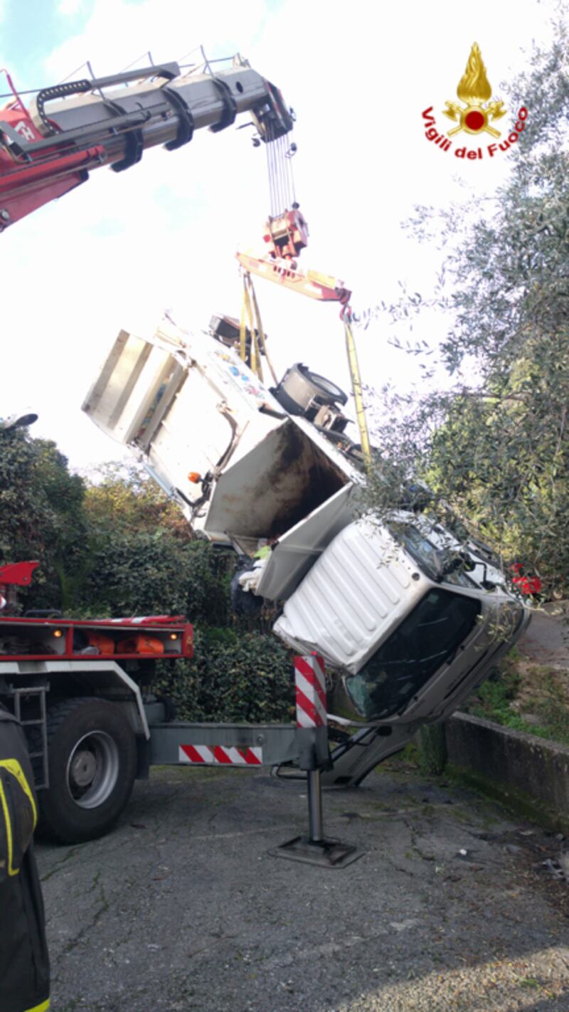 Camion nettezza urbana si ribalta nel torrente a Sanremo 4
