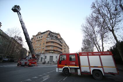 Roma, crollano tre piani di un palazzo 5