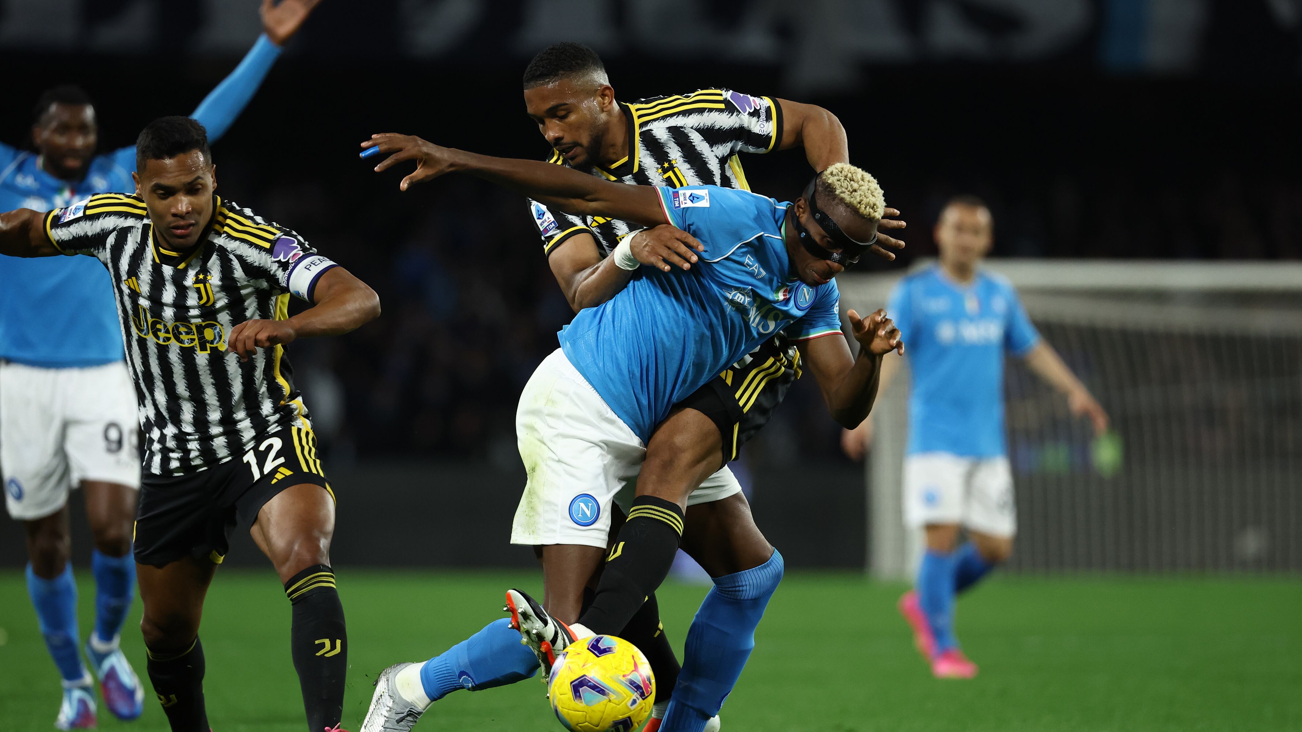 Il Napoli piega 2-1 la Juventus al Maradona: decide il gol di Raspadori