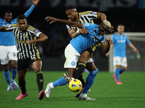 Il Napoli piega 2-1 la Juventus al Maradona: decide il gol di Raspadori
