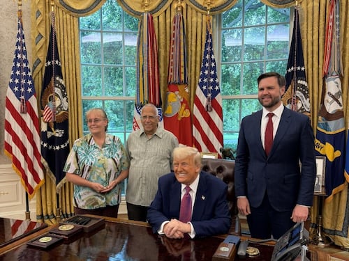 Dal Papa 500 euro ai dipendenti e 5mila cornetti ai clochard. E il fratello va da Trump