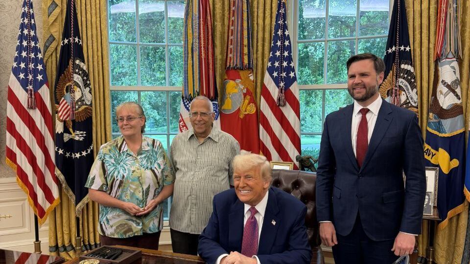Dal Papa 500 euro ai dipendenti e 5mila cornetti ai clochard. E il fratello va da Trump
