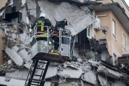 Roma, crollano tre piani di un palazzo 26