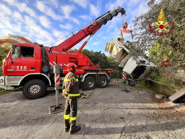 Camion nettezza urbana si ribalta nel torrente a Sanremo 8
