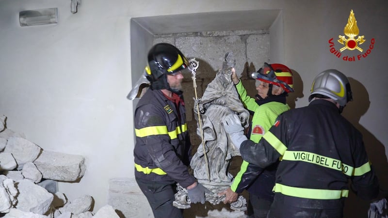 Norcia, la statua di San Benedetto estratta integra dalle macerie della basilica 2