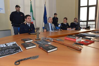 Naziskin, l'arsenale trovato nella sede di Varese 9