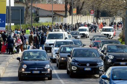 L'esercito dei nuovi poveri in coda al Pane Quotidiano di Milano: la coda è lunghissima 10