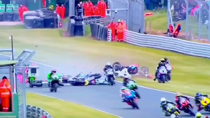 Dramma in Superbike, due morti e cinque feriti dopo maxi caduta