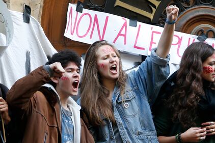Parigi, liceali insorgono contro l'espulsione di una kosovara 1