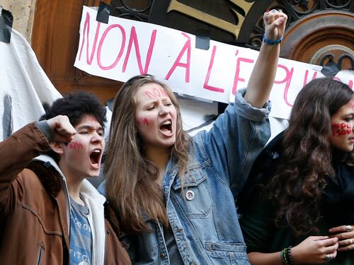 Parigi, liceali insorgono contro l'espulsione di una kosovara