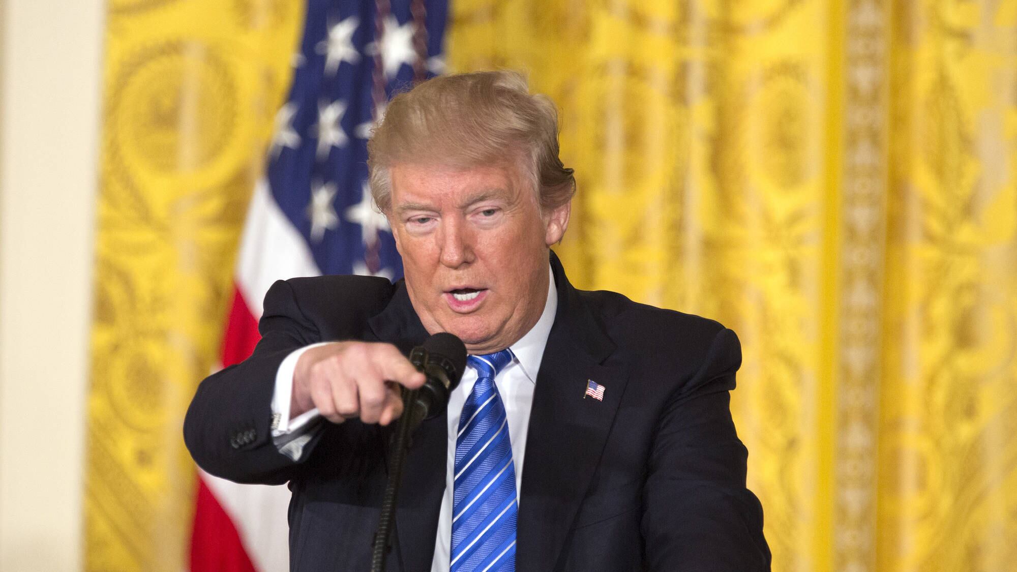 Il Senato salva l'Obamacare: decisivo McCain, batosta per Trump