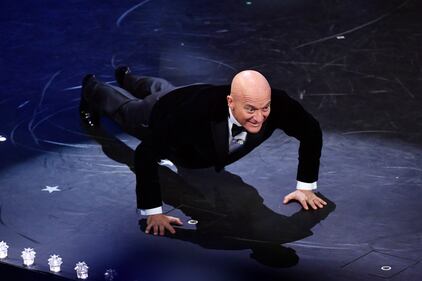 Sanremo, le gag del trio con gli ospiti 5