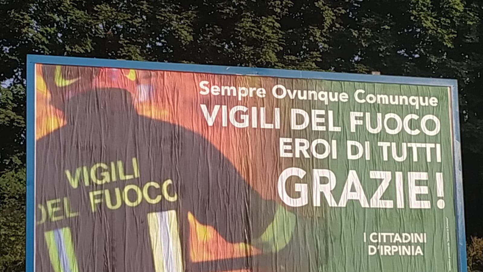 Avellino, dopo il rogo i cittadini ringraziano i vigili del fuoco