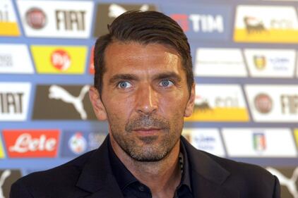 Ilaria D'Amico e Gigi Buffon, passione in piscina e pancino sospetto 17