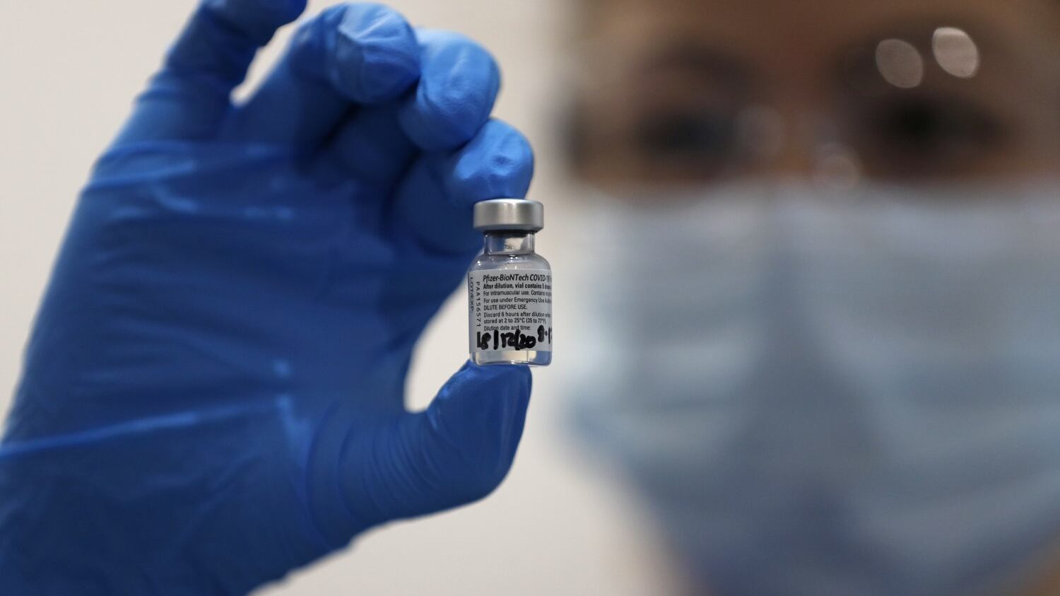 Il Cts francese: "Variante sudafricana riduce del 40% l'efficacia del vaccino"