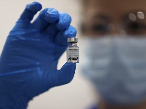 Il Cts francese: "Variante sudafricana riduce del 40% l'efficacia del vaccino"