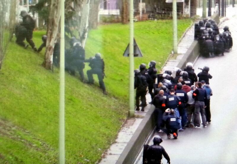 La polizia sul luogo del sequestro a Parigi 1