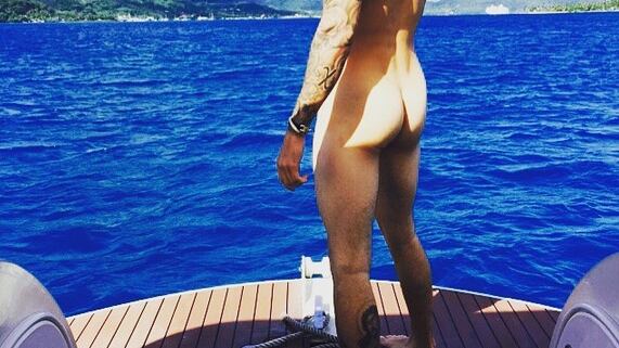Justin Bieber, nudo integrale in rete. Miley Cyrus lo prende in giro