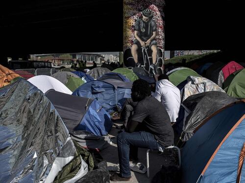 Il fallimento di Macron sull'immigrazione: Parigi è la nuova Calais