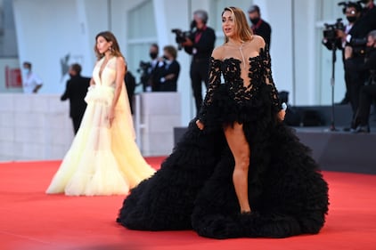 Venezia si infiamma con il bacio saffico tra Mila Suarez e Elisa De Panicis 5