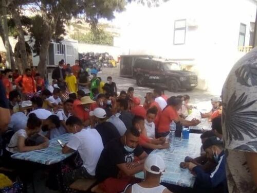 Circa 900 migranti nell'hotspot: a Lampedusa è emergenza sbarchi