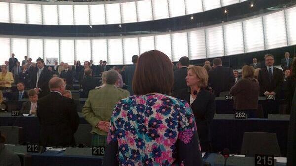 Ukip, show all'Europarlamento: spalle girate all'Inno alla Gioia