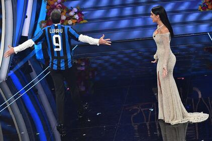 Georgina Rodriguez incanta l'Ariston, Amadeus si spoglia 5