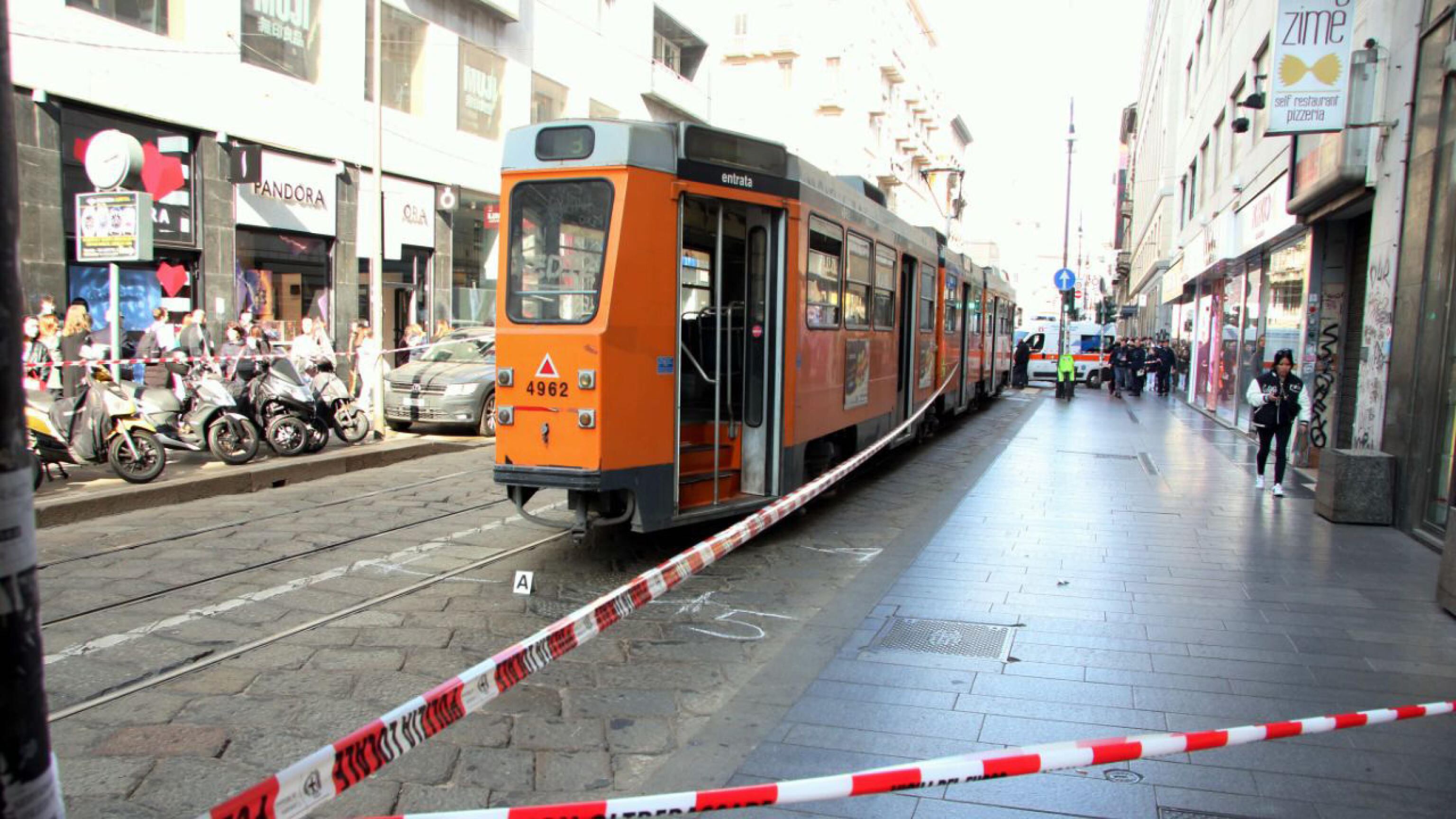 Travolta dal tram in centro a Milano: grave una ragazza di 20 anni