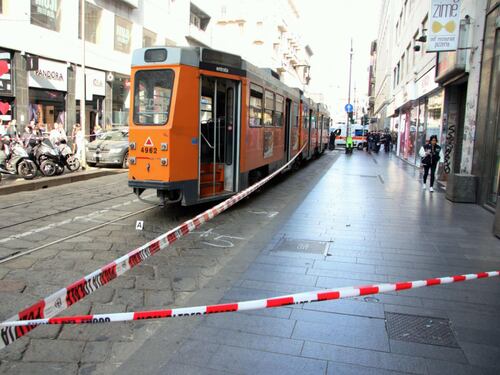 Travolta dal tram in centro a Milano: grave una ragazza di 20 anni