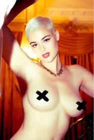 Stefania Ferrario, la modella che rifiuta le etichette 32