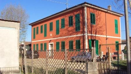 Scuola elementare (con vasca idromassaggio) vendesi