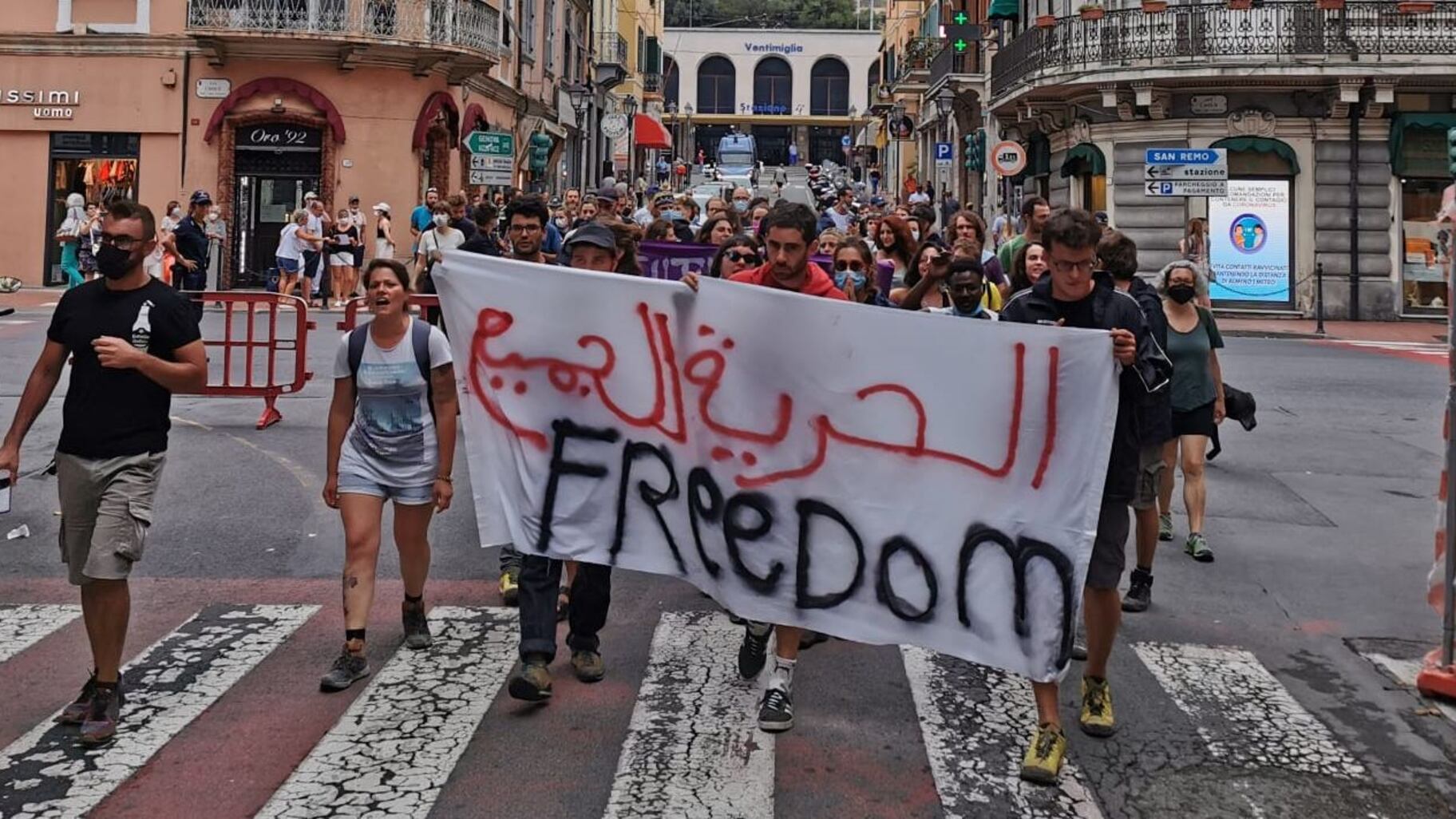 "Lasciate qui i migranti": Ventimiglia presa d'assalto