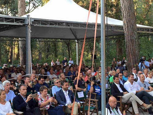 E tra la folla trova dei nuovi ospiti per la tv