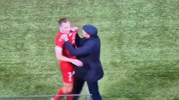 Rissa in campo, allenatore picchia il proprio giocatore: cosa è successo in Serie C
