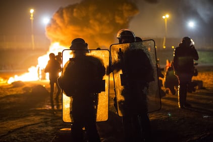 A Calais scoppia la rivolta nella "giungla" 15