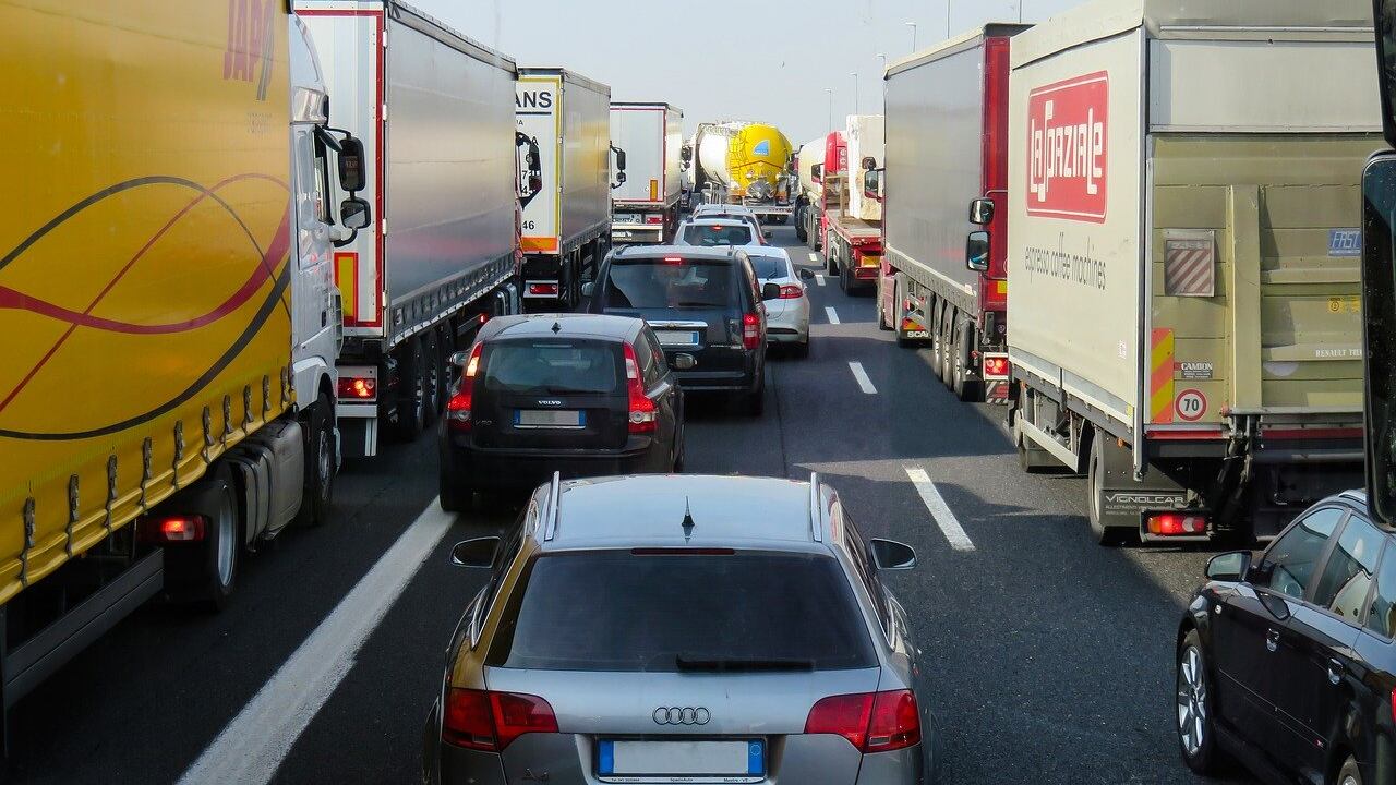 Coronavirus, pugno duro dell'Est Europa: tir italiani bloccati
