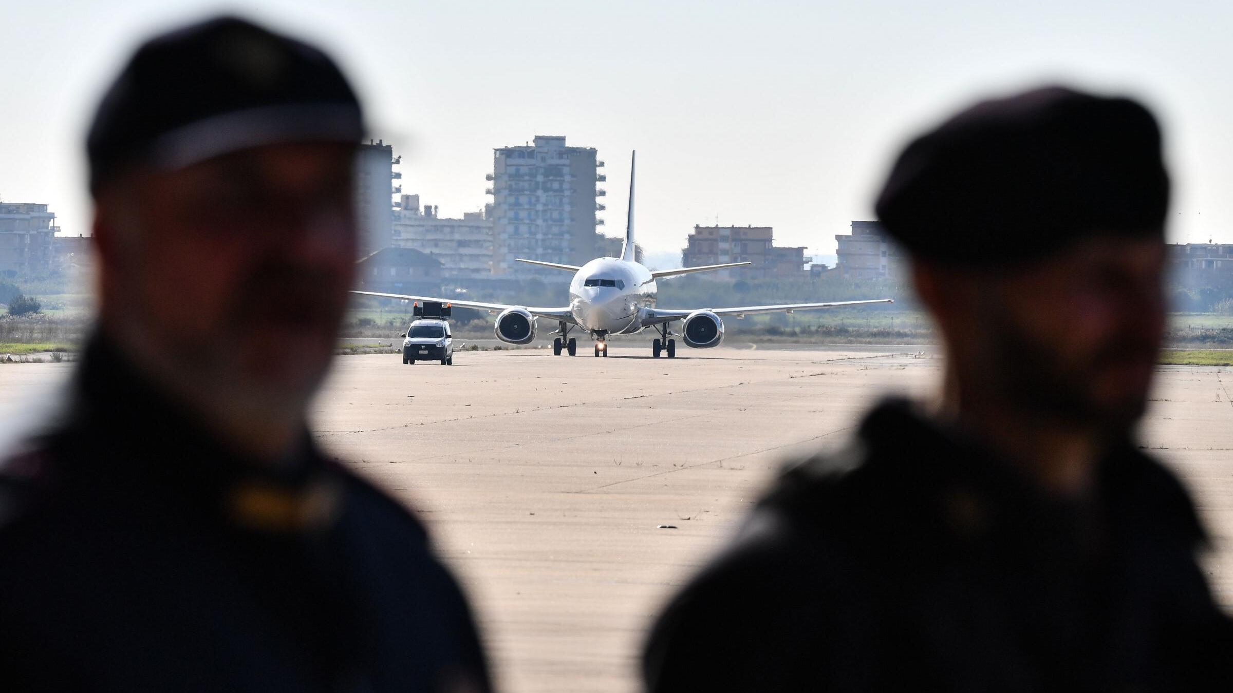 Migranti, la Lega sfida la Merkel: "Pronti a chiudere anche gli aeroporti"