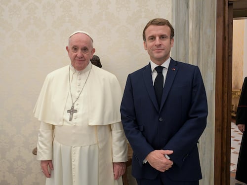 Lo “schiaffo” del Vaticano a Macron: niente apparizioni pubbliche con Leone XIV