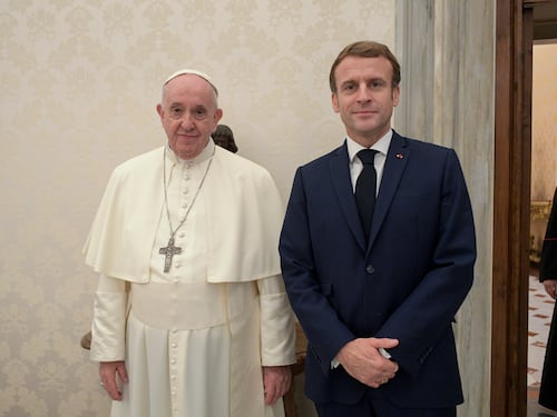 Schiaffo di Macron al Papa: la legge sul fine vita arriva dopo la sua visita