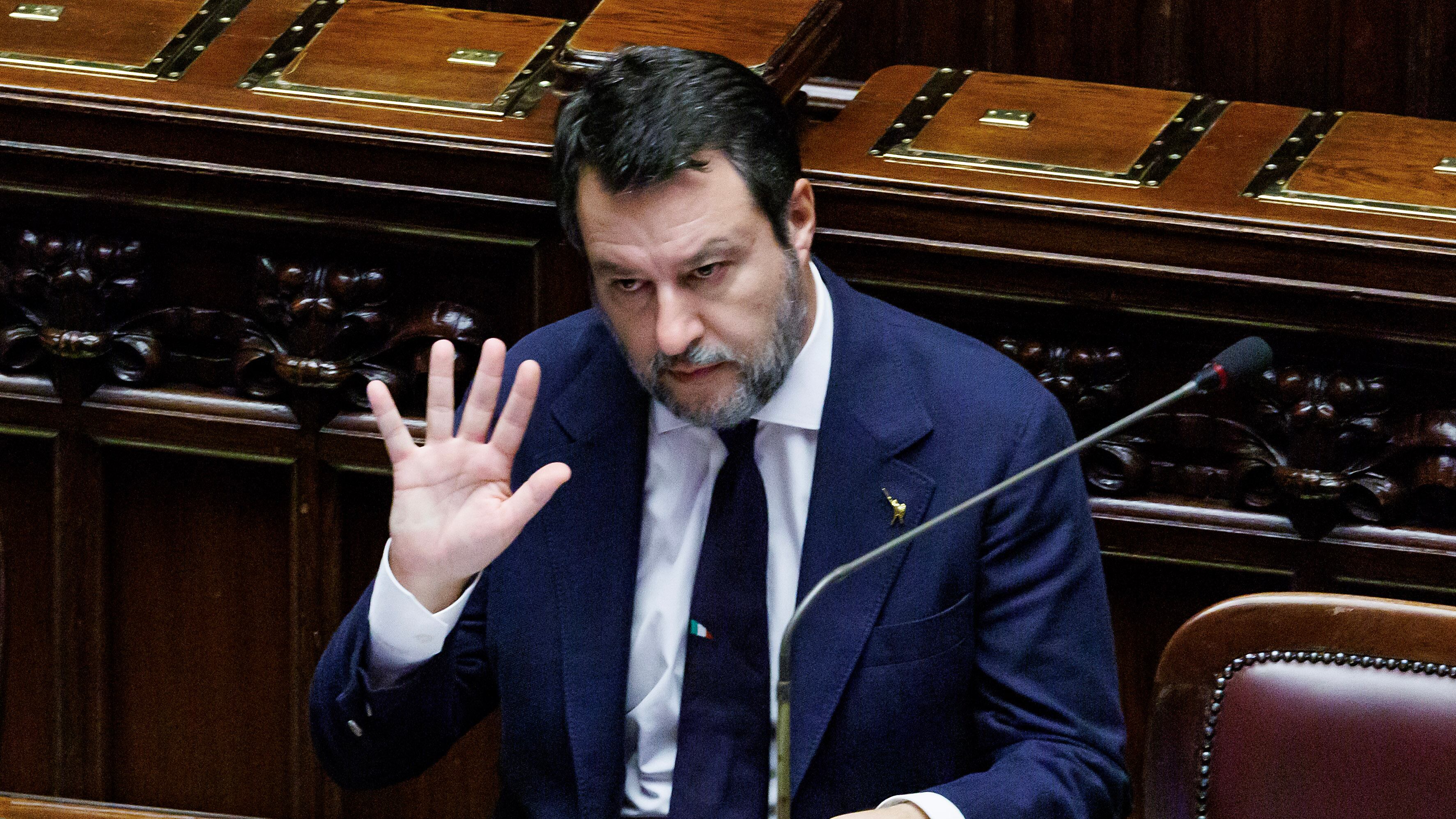 "Non vado a piantare chiodi". Salvini zittisce la sinistra sul caos treni