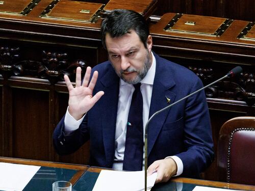 "Non vado a piantare chiodi". Salvini zittisce la sinistra sul caos treni